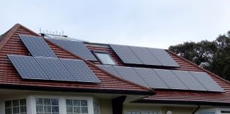 Б/в сонячні панелі на даху