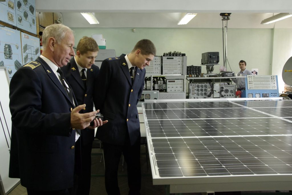 Університет авіації в Україні займається наразі розробкою вітряків, що мають вертикальну вісь обертання, та поворотних сонячних платформ