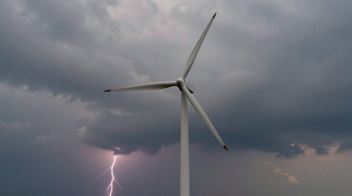 Wind turbine blade with lightning protection against a stormy sky
